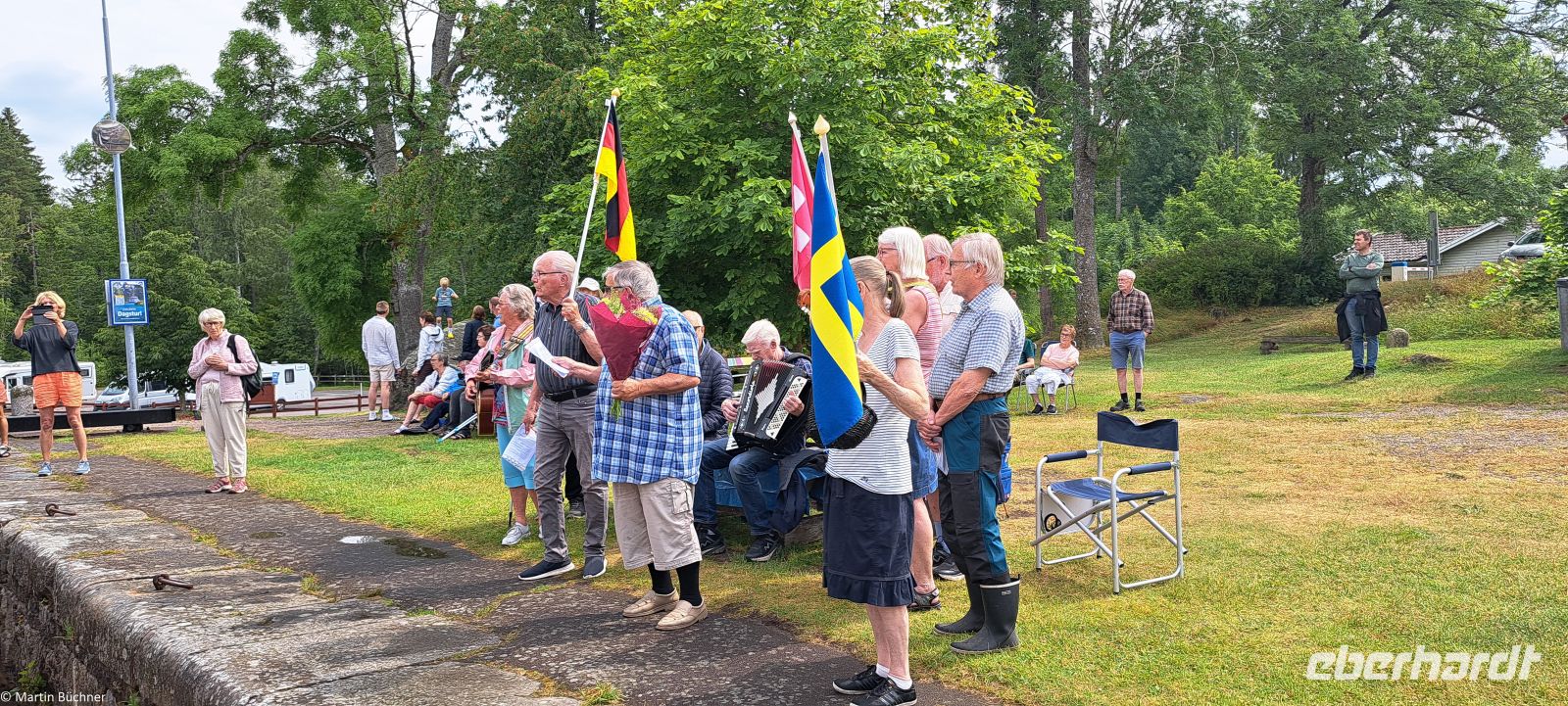 Göta Kanal - jedes Schiff wird während der Schleusung vom lokalen Chor samt Landesflaggen der Gäste begrüßt