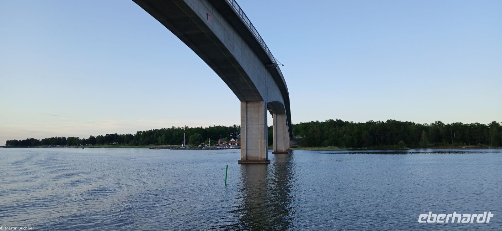 Nachtfahrt auf dem Vänern - der Sturm hat sich gelegt - Durchfahrt Torsö Brücke
