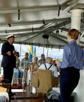 Anstoßen mit der Crew, MS Diana