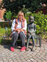 Zwei sitzende Mädchen 