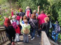 Mädelsgruppe vor der Moorwanderung 