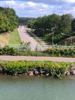 Auf dem Akvedukt über die Strasse