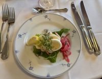 Mit Garnelen garniertes Brot