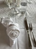 Liebevoll dekorierter Tisch