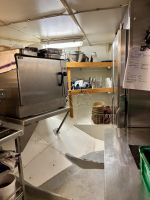 Beengte Verhältnisse in der Kombüse