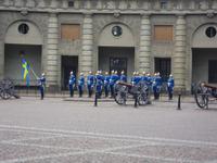 Wachablösung mit Pferden und Musik