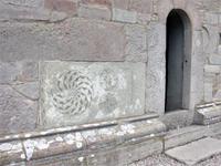 Bildstein an der Kirche von Bro