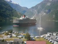 Kreuzfahrtschiff Queen Elisabeth in Geiranger