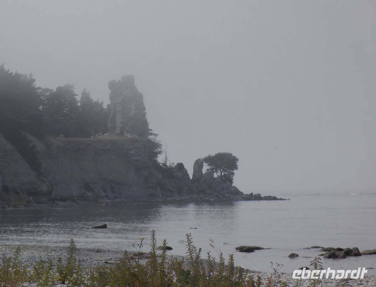 Jungfrau auf Gotland im Nebel