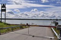 Warten für die Fähre über den Bråviken