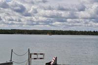 Warten für die Fähre über den Bråviken