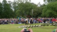 Aufstellen der Mittsommerstange im Skansen