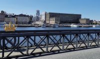 Blick auf den Königspalast von Stockholm mit königlicher Krone im Vordergrund, Stockholm