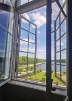 Blick aus den Fenstern des Schlosses in den barocken Garten von Drottningholm