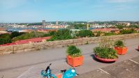 Blick vom Platz vor der Kirche