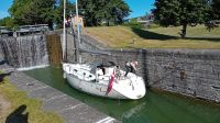 Ein Segelschiff das durch die Schleuse bei Berg fährt