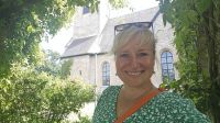 Kreuzfahrt Götakanal - Reisebegleiterin Franzi am Vreta-Kloster
