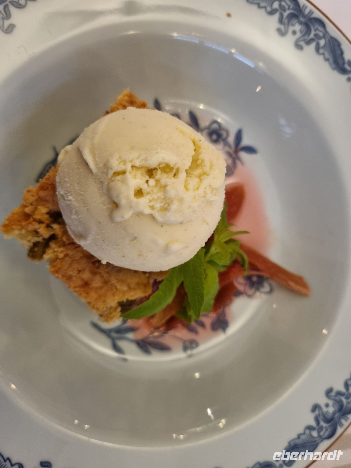 Rhabarberkuchen mit Eis
