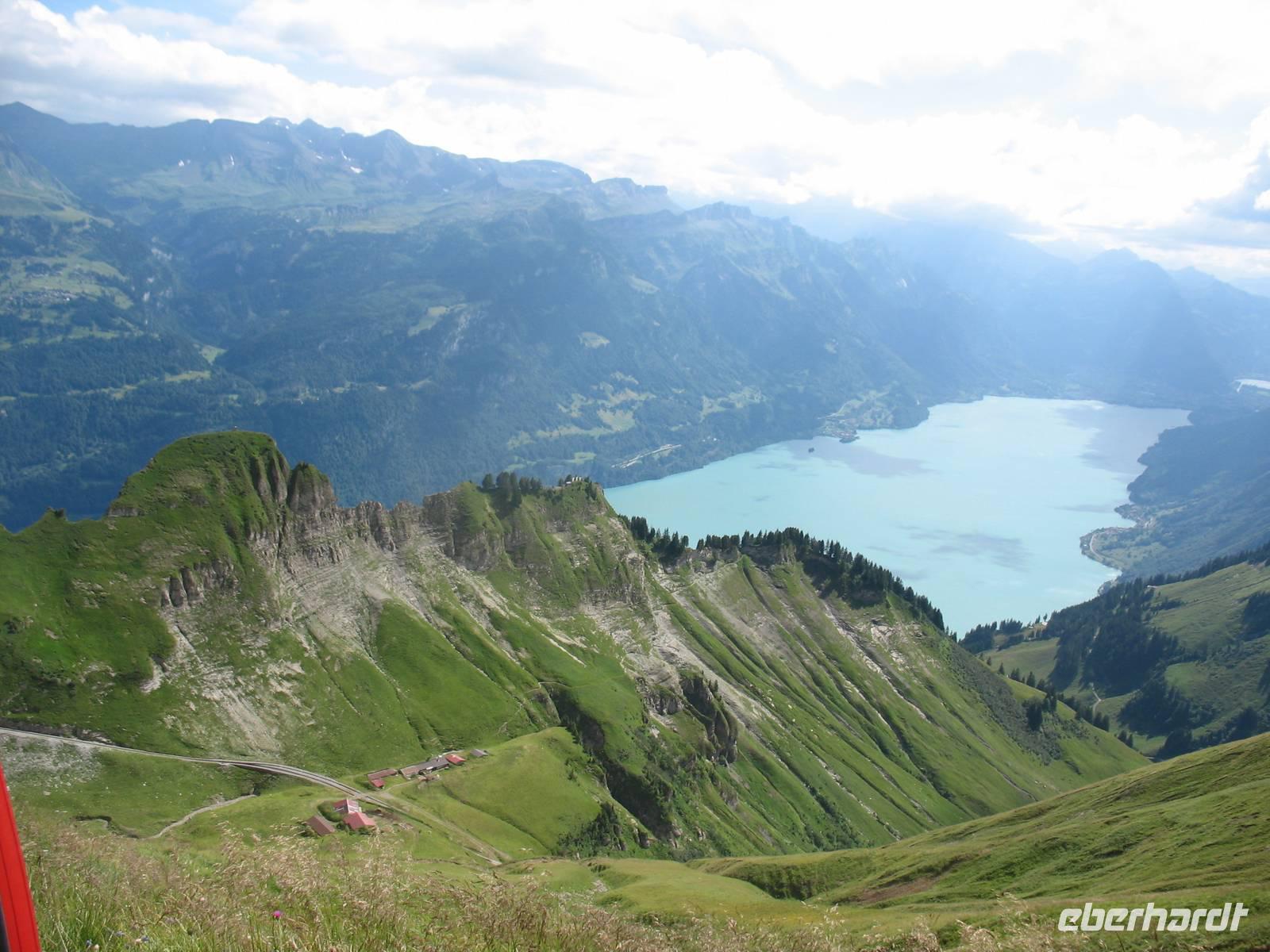 Blick auf die Strecke der Rothornbahn und den Brienzersee