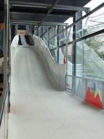 Die weltweit erste Indoor-Skisprungschanze