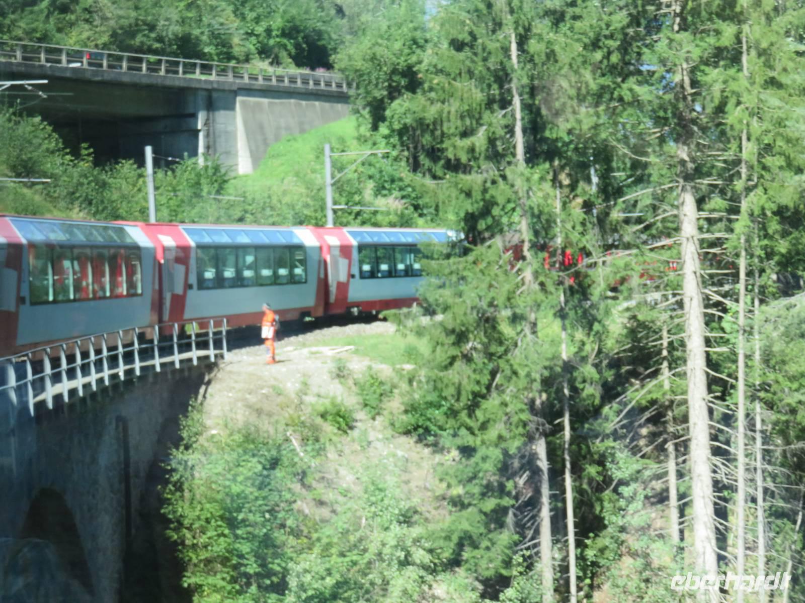 0249 Glacier-Bernina-Express- Fahrt mit dem Glacier-Express - im Prättigu