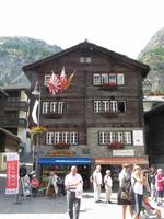 0364 Glacier-Bernina-Express- Zermatt - Wohnhaus von den Bergführern Taugwalder