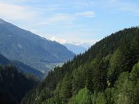 0382  Glacier-Bernina-Express- Fahrt durch das Rhonetal - Stopp an der Hängebrücke in Bellwald
