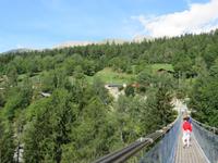 0395 Glacier-Bernina-Express- Fahrt durch das Rhonetal - Stopp an der Hängebrücke in Bellwald