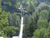 0398 Glacier-Bernina-Express- Fahrt durch das Rhonetal - Stopp an der Hängebrücke in Bellwald