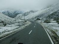 Fahrt über den verschneiten Flüelapass