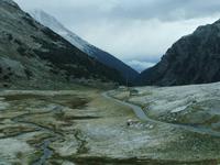 Fahrt über den verschneiten Flüelapass