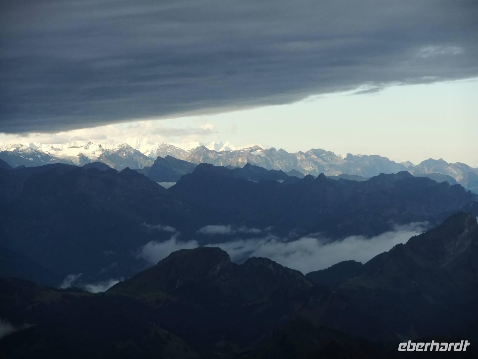 Langsam geben die Wolken den Blick vom Säntisgipfel frei