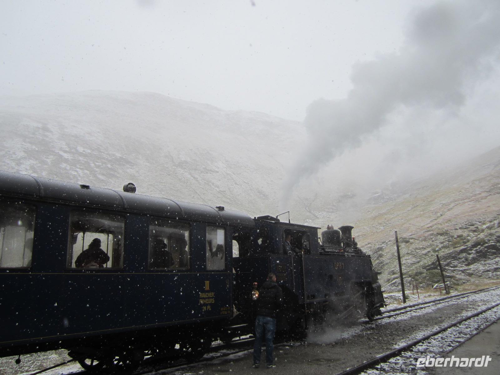 Furka Dampfbahn-Pause am Bahnhof Furka
