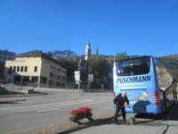Reiner mit Bus vor dem Hotel