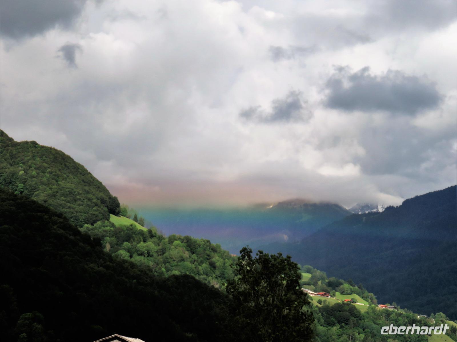 Glacier-Bernina-Reise, Regenbogen im Prättigau