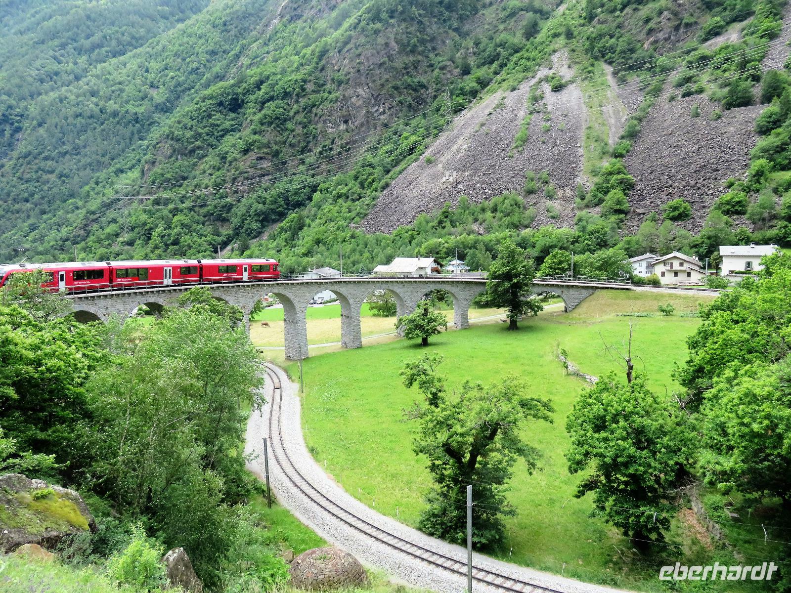 Glacier-Bernina-Reise, Fahrt mit dem Bernina-Express - Kreisviadukt bei Brusio