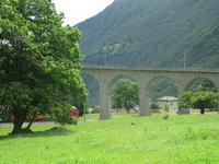 Glacier-Bernina-Reise, Fahrt mit dem Bernina-Express - Kreisviadukt bei Brusio
