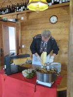 Glacier-Bernina-Reise, Abendessen auf Sunnegga - Ulli, der Wirt bereitet das Raclette zu