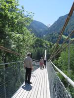 Glacier-Bernina-Reise, Fahrt zum Säntis - Stopp an der Hängebrücke in Bellwald