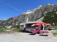 Glacier-Bernina-Reise, Fahrt zum Säntis - Fahrt auf der Grimsel-Pass-Straße - Mittagspause bei Agnes und Judith am Käsestand