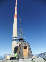 Der moderne Sendemast und das historische Wetterwarthäuschen