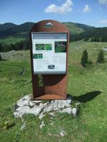 Entlang des Rundweges stehen mehrere Info-Tafeln