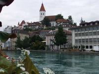 Blick von der Aare zur Thuner Stadtkirche