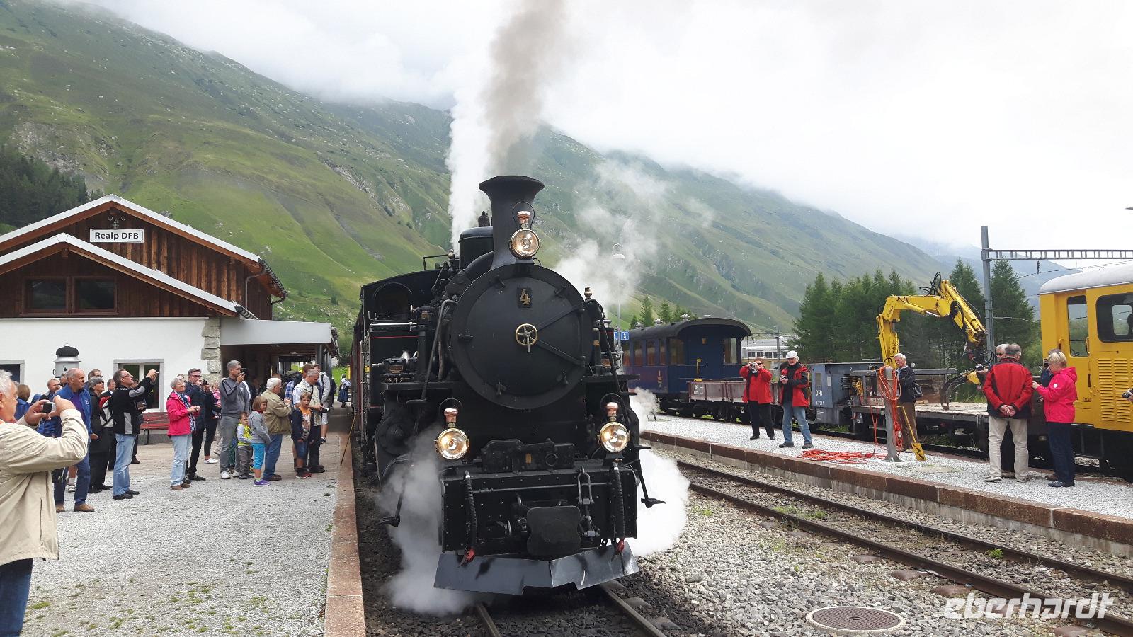 Fahrt mit der Furka-Dampfbahn (Bahnhof in Realp)