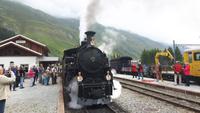 Fahrt mit der Furka-Dampfbahn (Bahnhof in Realp)