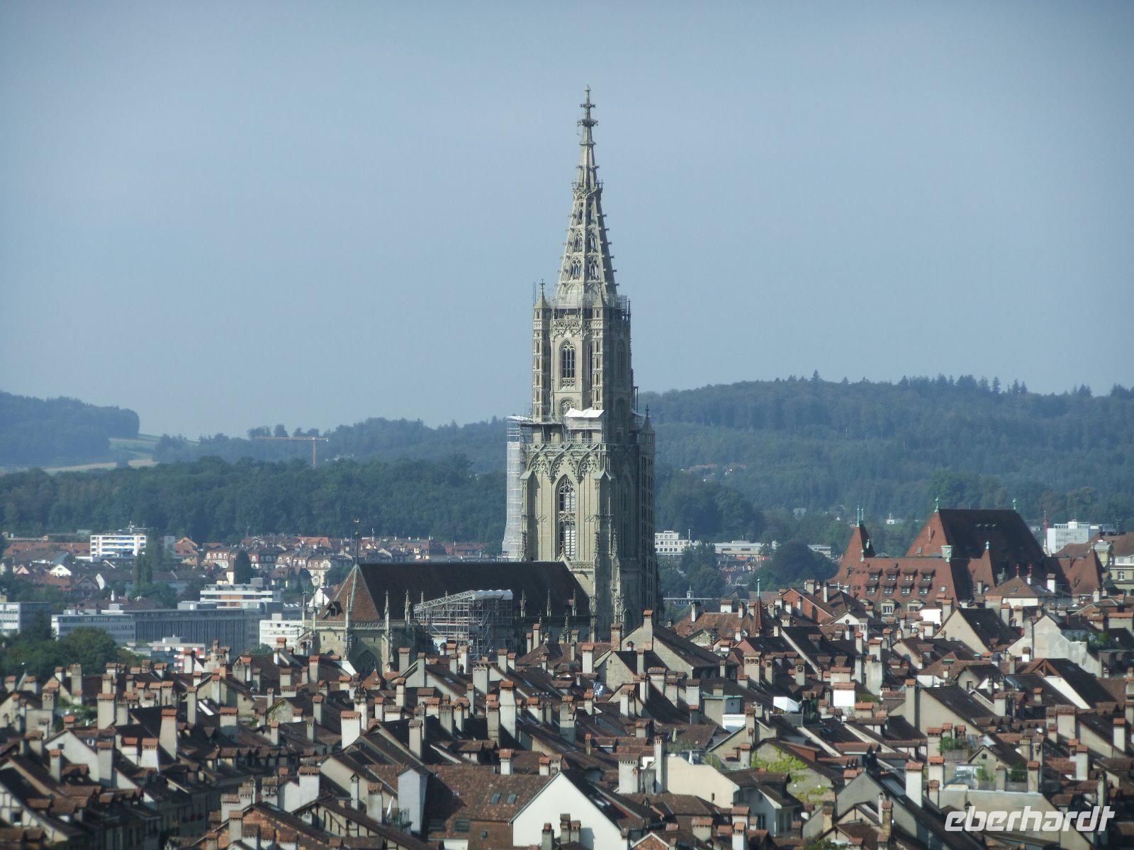 Über die Stadt erhebt sich der Turm des Berner Münsters