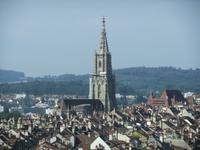 Über die Stadt erhebt sich der Turm des Berner Münsters