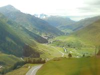 Fahrt mit dem Glacier-Express (Blick auf Andermatt)