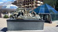 Zermatt, Kirchplatz, Murmeltierbrunnen, streicheln nicht vergessen!