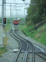 Mit der elektrischen Bahn geht es wieder nach unten